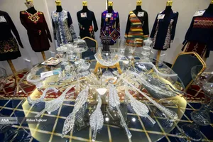 تزامناً مع اليوم العالمي للصناعات اليدوية، أقیم معرض للقطع الأثرية والصناعات التقليدية في فندق بارسيان آزادي بالعاصمة طهران، بحضور جمع من المهتمين والزوّار.