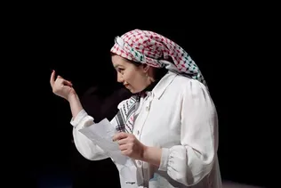 «غزه،‌ ای شادی»؛ روایت شاعر فلسطینی از جنگ و اشتیاق به زندگی روی صحنه تئاتر قاهره