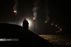 مراسم بزرگداشت شب آتش در قبرستانی در کوزوو