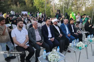 اهتزاز بزرگترین پرچم علوی بر فراز تهران