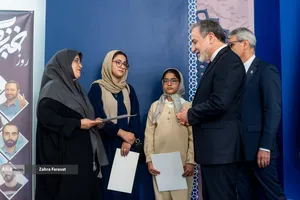 تجلیل از خانواده شهید نیما رجب پور سردبیر شبکه خبر توسط سیدعباس عراقچی وزیر امورخارجه بمناسبت روز خبرنگار در جلسه هفتگی سخنگوی وزارت خارجه