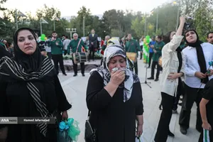 اهتزاز بزرگترین پرچم علوی بر فراز تهران