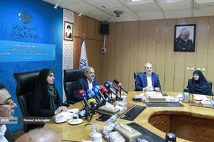 علیرضا کاظمی، وزیر آموزش و پرورش و فرزانه صادق مالواجِرد وزیر راه و شهرسازی در مراسم امضای تفاهم&zwnj;نامه همکاری حوزه مسکن فرهنگیان