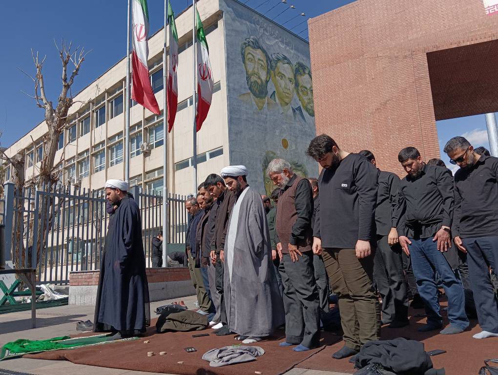 تعدادی از دانشجویان دانشگاه شریف مقابل سردر دانشگاه نماز جماعت خواندند