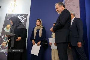 تجلیل از خانواده شهید نیما رجب پور سردبیر شبکه خبر توسط سیدعباس عراقچی وزیر امورخارجه بمناسبت روز خبرنگار در جلسه هفتگی سخنگوی وزارت خارجه