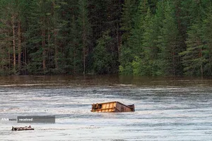 واژگونی خانه&zwnj;ها بر اثر بالا آمدن آب رودخانه&zwnj;ها در نروژ