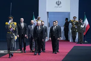 ادای احترام مقامات و مسئولان خارجی به پیکر امام شهید 