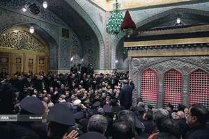 مراسم طواف پیکر رهبر شهید انقلاب بر گرد ضریح مطهر امام رضا(ع)