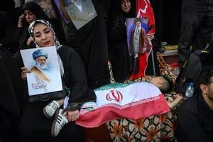 تشییع پیکر مطهر آقای شهید ایران و خانواده ایشان -۱
