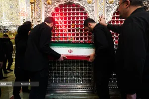 اقامه نماز بر پیکر مطهر رهبر شهید امّت در حرم مطهر حضرت امیرالمؤمنین(ع) 