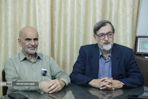  سیدمحمدرضا بهشتی فیلسوف و استاد فلسفه دانشگاه تهران و فرشاد مومنی اقتصاددان، استاد اقتصاد دانشگاه علامه طباطبایی و رئیس مؤسسه دین و اقتصاد در نشست خبری دومین جایزه استاد عالی نسب