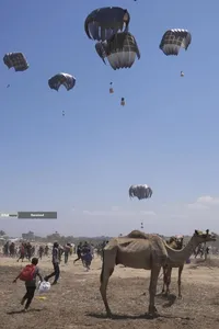 مردم گرسنه غزه برای رسیدن به کمک&zwnj;های غذایی، کیلومترها پیاده&zwnj;روی می&zwnj;کنند