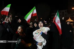 مراسم وداع با شهدای ناوشکن دنا و حمایت از نیروهای مسلح با حضور دکتر بیژن رنجبر و دانشگاهیان دانشگاه آزاد اسلامی استان تهران و اقشار مختلف مردم - میدان فردوسی تهران