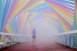 پل رنگین کمان و پوشیده از مه، در چینگدائو، استان شاندونگ، چین 