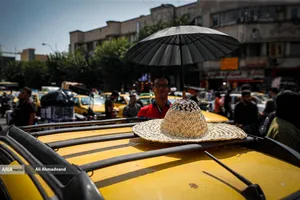 شهدت طهران هذا الأسبوع درجات حرارة بلغت 40 درجة مئوية، واجتاحت موجة صيف حارقة العاصمة.