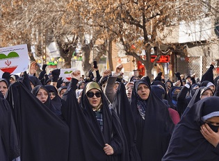 خروش خودجوش مردم شهرستان کوار در اعتراض به فتنه‌گری اغتشاشگران