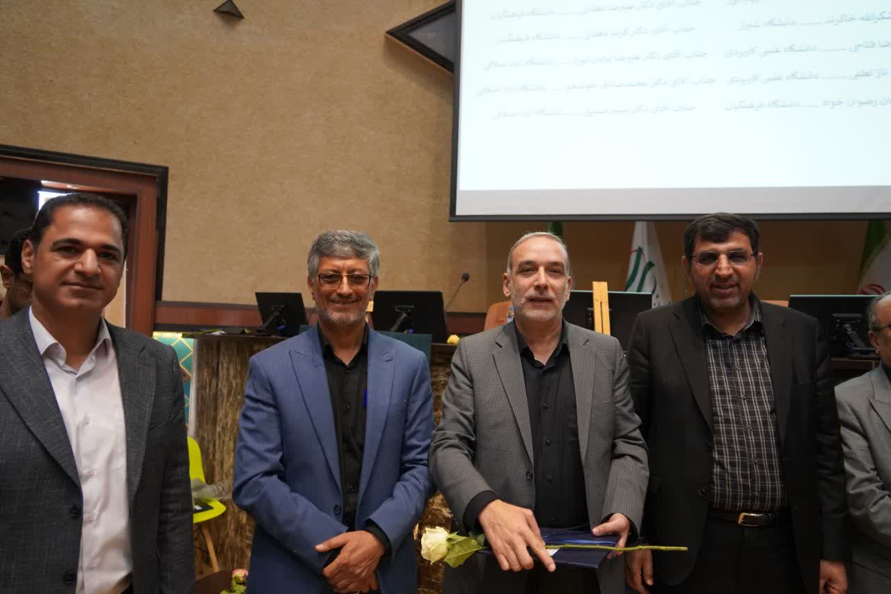 تجلیل از استادان بسیجی دانشگاه آزاد اسلامی شیراز تجلیل از استادان بسیجی دانشگاه آزاد اسلامی شیراز