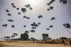 پرتاب کمک های بشردوستانه ار طریق هواپیما بر فراز شمال نوار غزه