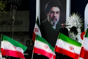 بیعت مردم با آیت&zwnj;الله سید مجتبی خامنه&zwnj;ای سومین رهبر جمهوری اسلامی ایران