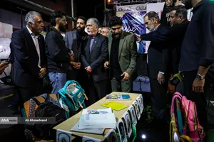 پرچم&zwnj;داری وزیر ارشاد در چهاراه ولیعصر(عج)