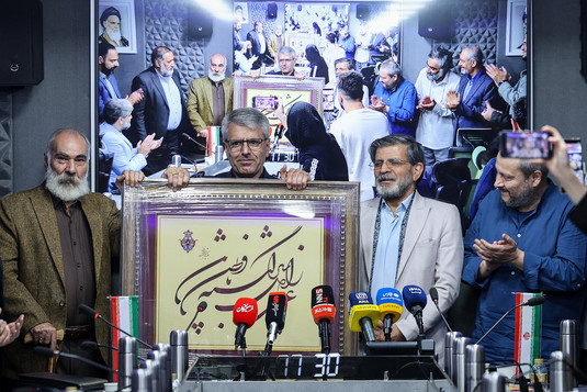آیین اعطای نشان «سرو سیمین پارسی جان»
