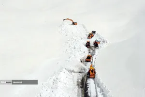 نمایی هوایی از عملیات امدادگران برای باز کردن بزرگراه کوهستانی در منطقه باهچسارای وان ترکیه