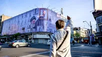 مشت‌های گره‌کرده به نشانه پیروزی؛ دیوارنگاره جدید جمهوری رونمایی شد