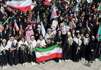 موج پنجاهم حماسه خیابان زیر بارش شدید باران؛ میدان&zwnj;داری در شب&zwnj;های مقاومت با رقص پرچم&zwnj;های متحد