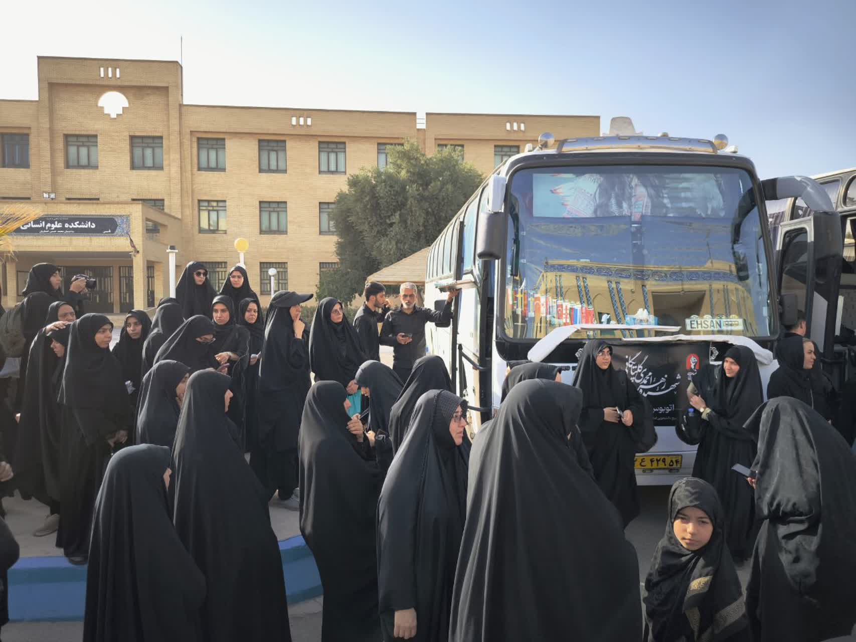 تجدید میثاق دانشگاهیان یزد با امام شهید امت؛ حرکت کاروان بدرقه امام شهید به سوی قم تجدید میثاق دانشگاهیان یزد با امام شهید امت؛ حرکت کاروان بدرقه امام شهید به سوی قم