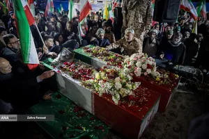 وداع با پیکر شهدای ناوشکن دنا در میدان دریاچه