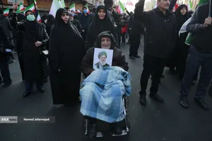 بیعت مردم با آیت&zwnj;الله سید مجتبی خامنه&zwnj;ای سومین رهبر جمهوری اسلامی ایران