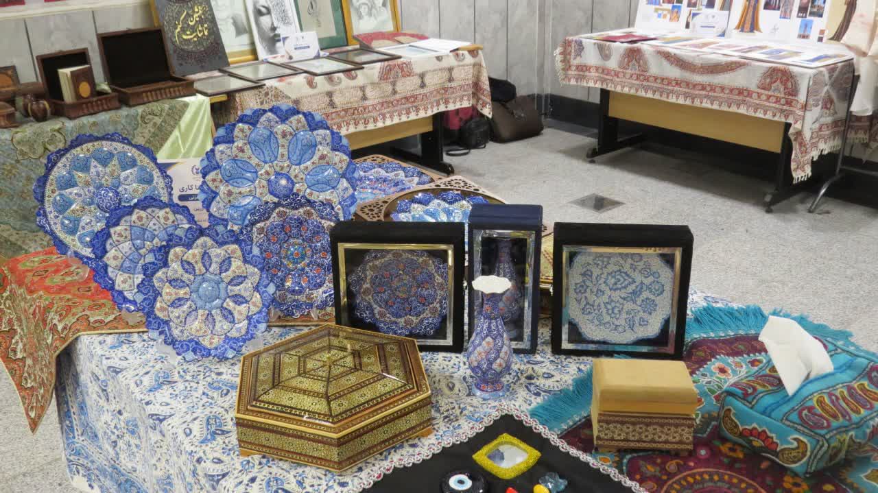 نمایش نوآوری و هنر در بازارچه صنایع خلّاق مرکز رشد دانشگاه آزاد اسلامی لنجان