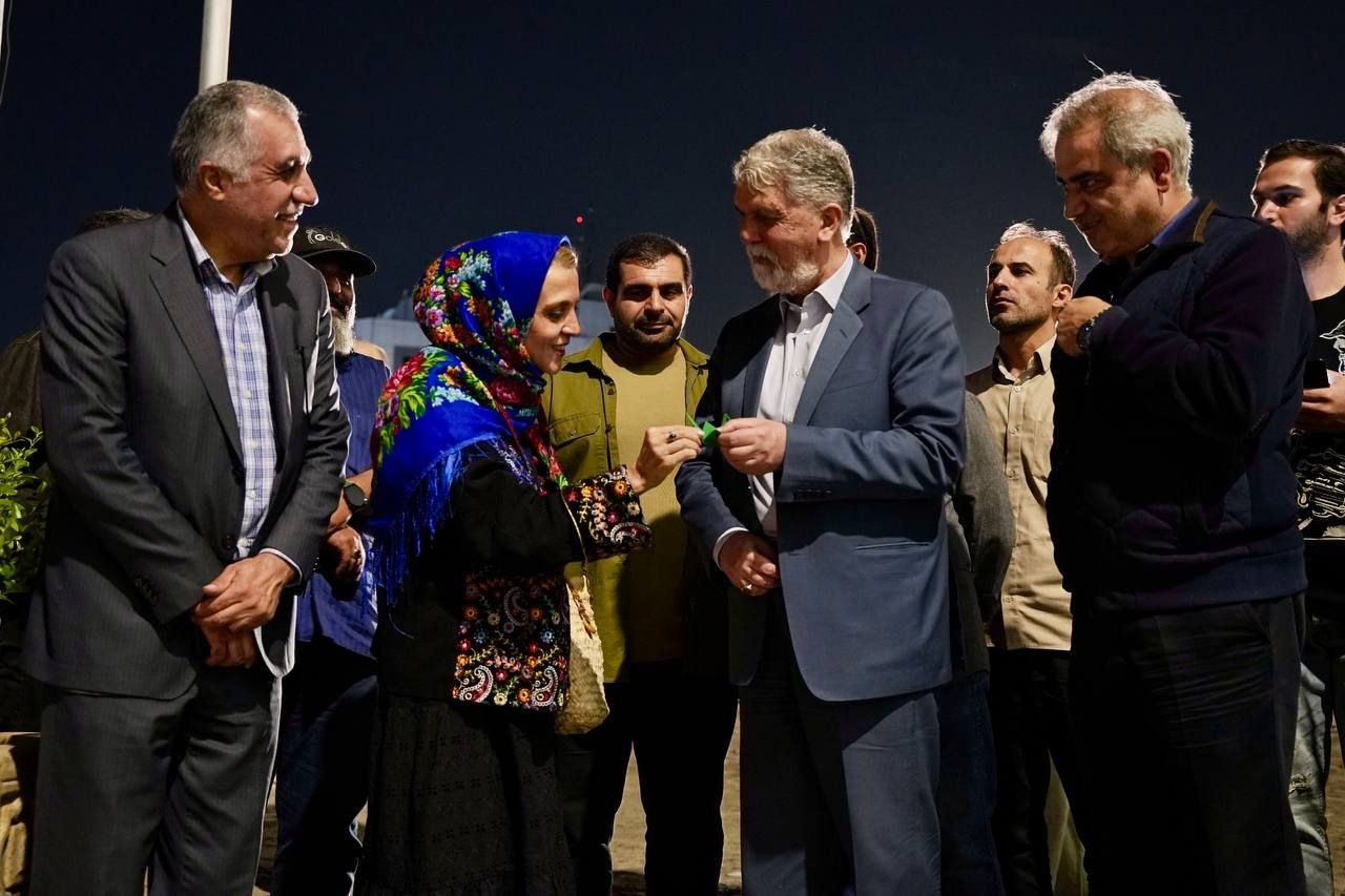 وزیر فرهنگ به تماشای آثار جشنواره عروسکی و نمایش «کورش» نشست
