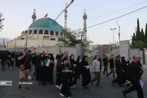 حرکت مردم عزادار بسمت مصلی تهران برای وداع با رهبر شهید انقلاب
