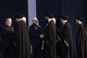 ادای احترام نوادگان امام خمینی(ره) و مقامات و مسئولان خارجی به پیکر امام شهید 
