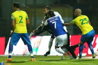 ارتباط داوران دیدار نفت آبادان و استقلال با «ایرپاد و چسب»!+تصاویر