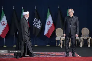 ادای احترام مقامات و مسئولان خارجی به پیکر امام شهید 