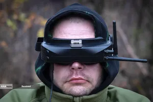 هدایت  پهپاد FPV توسط سرباز اوکراینی