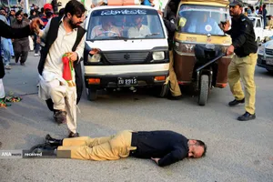 درگیری طرفداران حزب نخست وزیر سابق عمران خان و حزب تحریک انصاف پاکستان پیش از انتخابات سراسری در کراچی