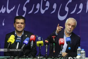 حسین افشین معاون علمی، فناوری و اقتصاد دانش&zwnj;بنیان رئیس جمهور و سعید اوحدی رئیس بنیاد شهید و امور ایثارگران در مراسم افتتاح برج فناوری و نوآوری ایثار و شاهد