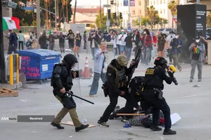 درگیری پلیس ضد شورش و معترضان در لس&zwnj;آنجلس آمریکا