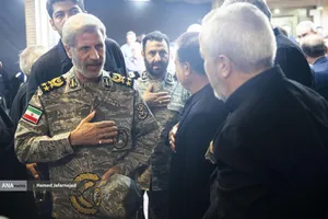 سرلشکر امیر حاتمی فرمانده کل ارتش در مراسم گرامیداشت چهلمین روز درگذشت شهید سپهبد محمد باقری (محمد حسین افشردی) و همسر وی ( اشرف افشردی) و دختر این فرمانده عزیز (فرشته افشردی)