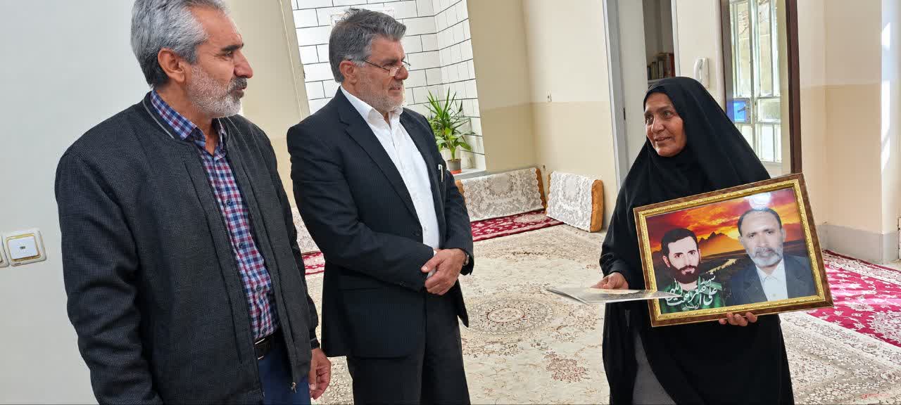 رئیس دانشگاه آزاد اسلامی ارسنجان: تکریم خانواده شهدا و ایثارگران وظیفه‌ای همیشگی است