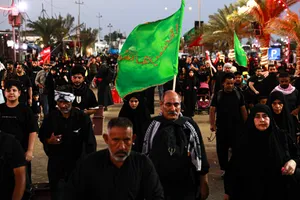 پیاده روی زائرین اربعین حسینی به یاد رهبر شهید انقلاب