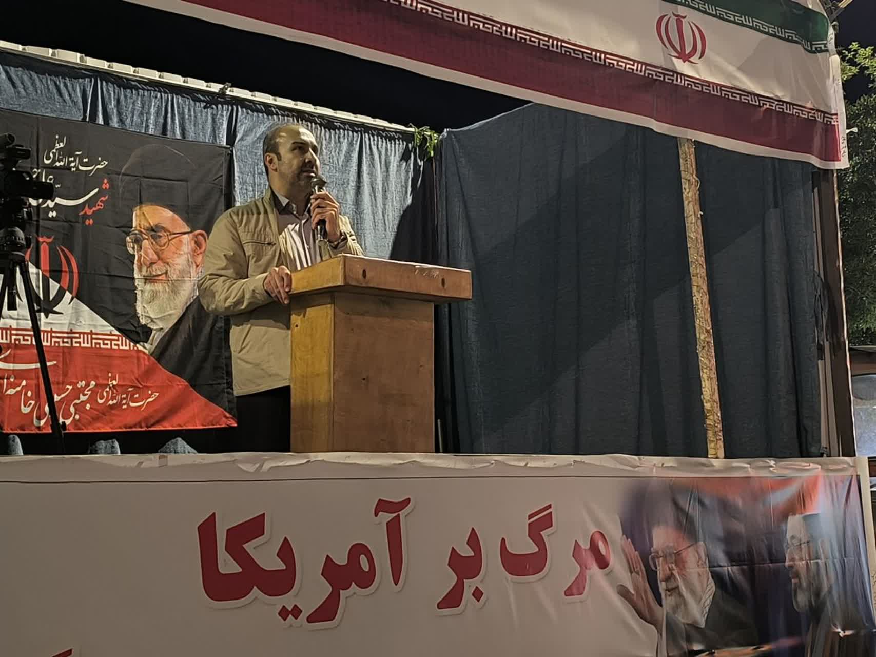 اجتماع شبانه مردم بوکان با حضور دانشگاهیان؛ تأکید بر وحدت، امنیت ملی و پاسداشت آرمانهای شهدا اجتماع شبانه مردم بوکان با حضور دانشگاهیان؛ تأکید بر وحدت، امنیت ملی و پاسداشت آرمانهای شهدا
