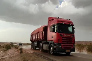 توقیف تریلی با رانندگی نوجوان ۱۳ ساله در محور قزوین - همدان