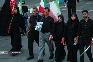 حرکت مردم عزادار بسمت مصلی تهران برای وداع با رهبر شهید انقلاب