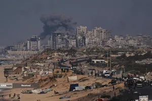 حملات اسرائیل به غزه حداقل ۱۶ کشته برجای گذاشت، در حالی که جهان منتظر پاسخ حماس به طرح صلح ترامپ است