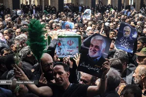 تشییع و تدفین پیکر مطهر دانشمند هسته&zwnj;ای شهید محمدمهدی طهرانچی رییس دانشگاه آزاد اسلامی و همسر گرانقدرش شهیده مژگان قراویری در حرم حضرت عبدالعظیم حسنی(ع)