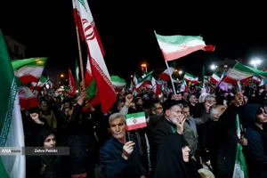 وداع با شهدای ناوشکن دنا و حمایت از نیروهای مسلح